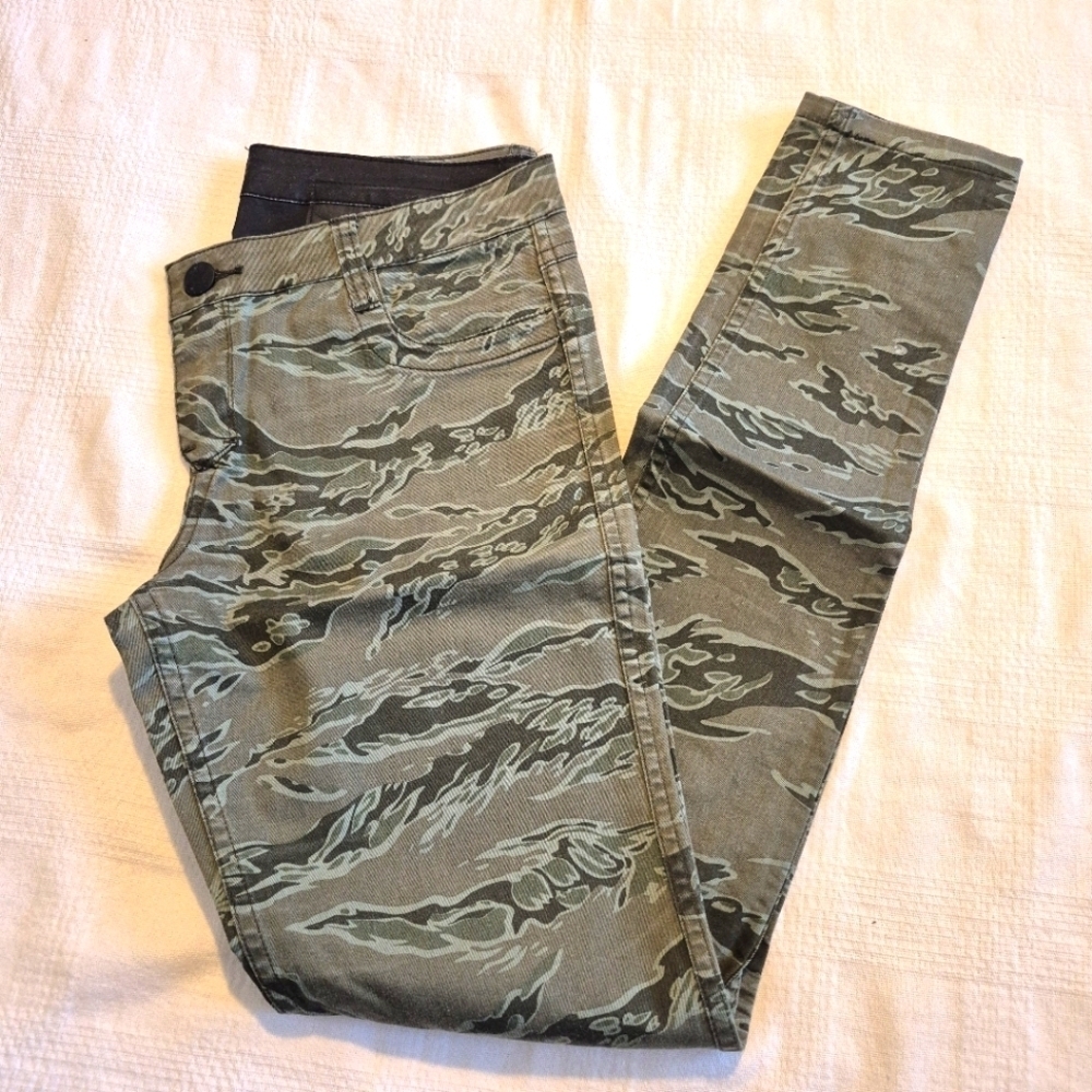 Hurley women's size 30 x 30 reversible camo & black pants with stretch VGUC